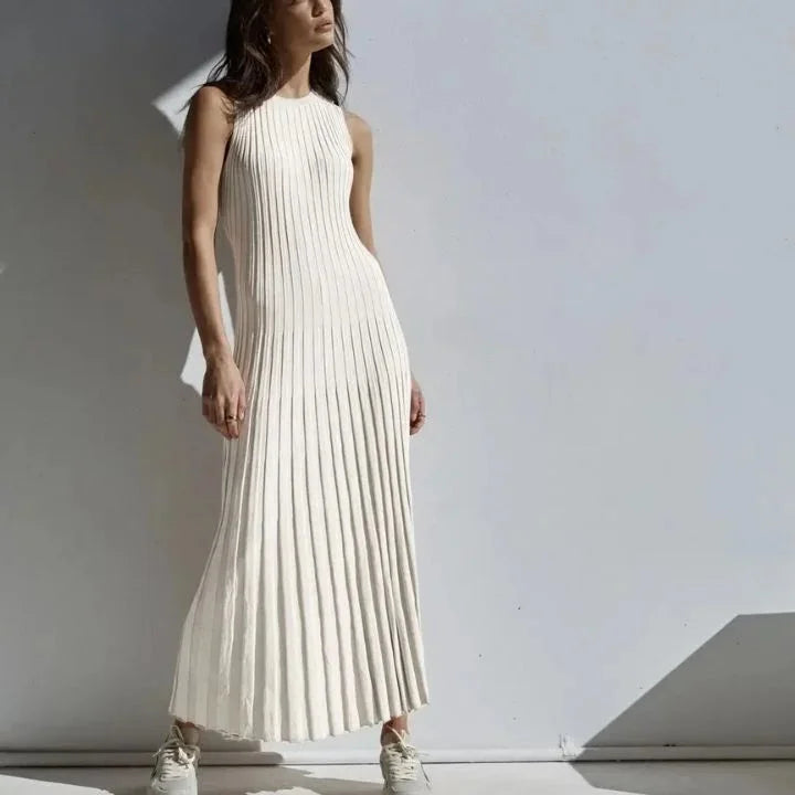 Sleeveless pleated maxi dress in a versatile design for all-day comfort and style.