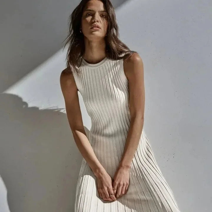 Sleeveless pleated maxi dress in a versatile design for all occasions, made with breathable and comfortable materials.