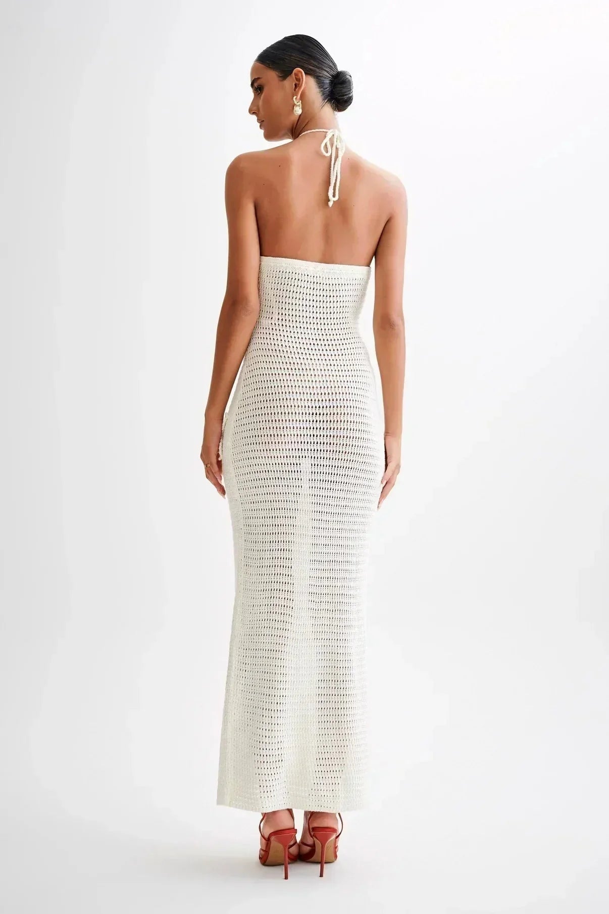 Cream-colored crochet maxi dress with beautiful floral accents. Perfect for a boho-chic look, ideal for summer evenings.