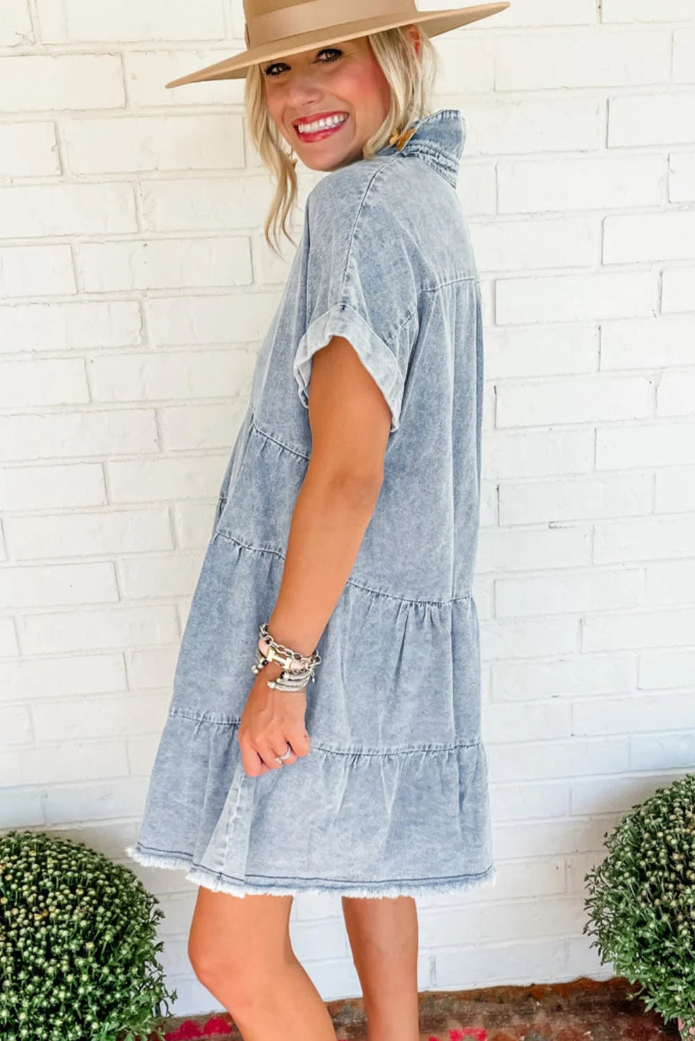 "Denim acid-wash dress in blue with short sleeves and a casual fit, perfect for everyday wear."