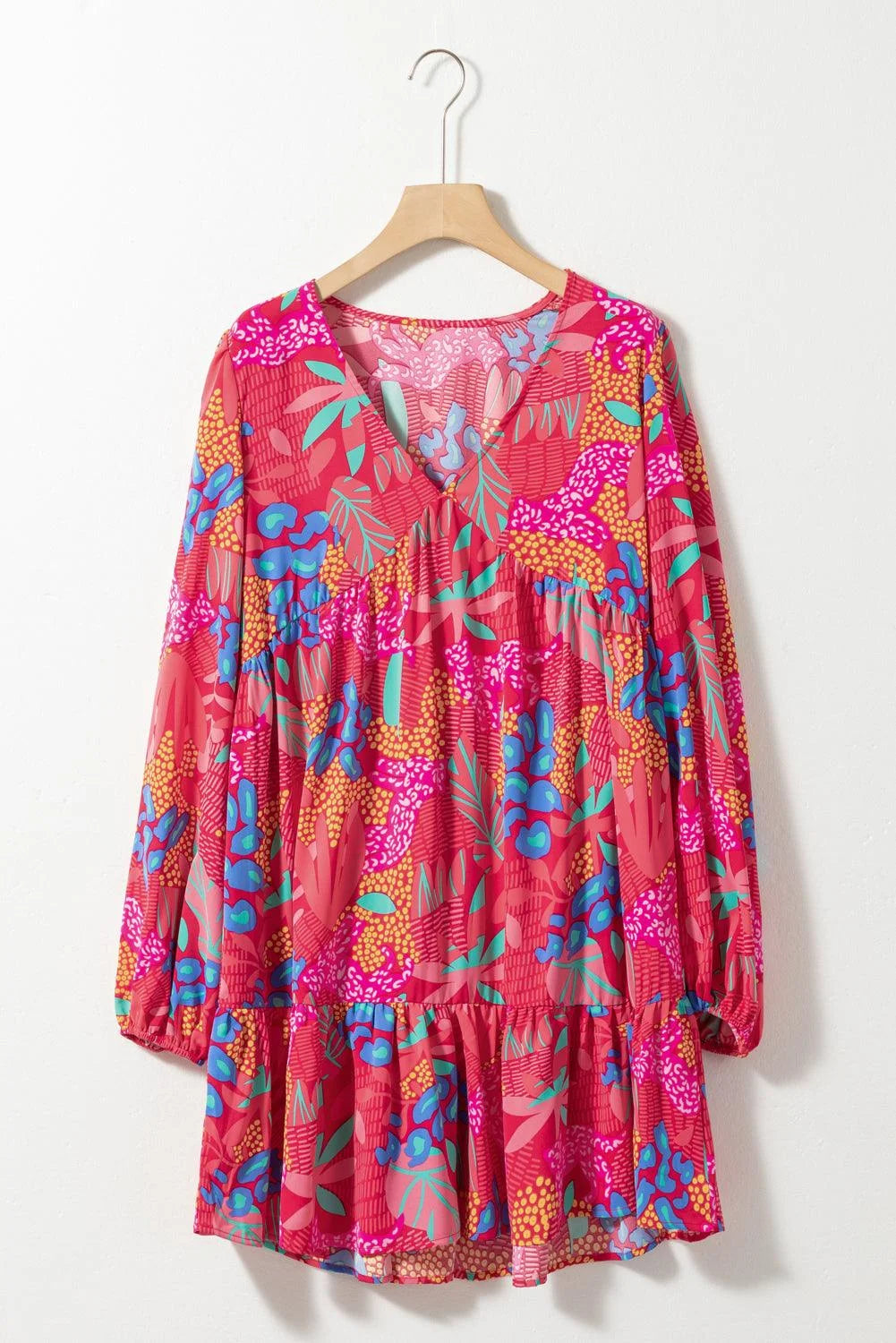 Floral mini dress in bright colors, with ruffled sleeves, perfect for a chic summer look.