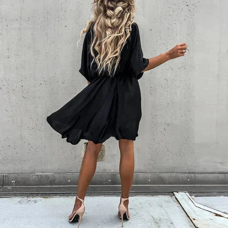 "Women's flowy dress in light, breathable fabric ideal for summer days, with a chic and comfortable design."