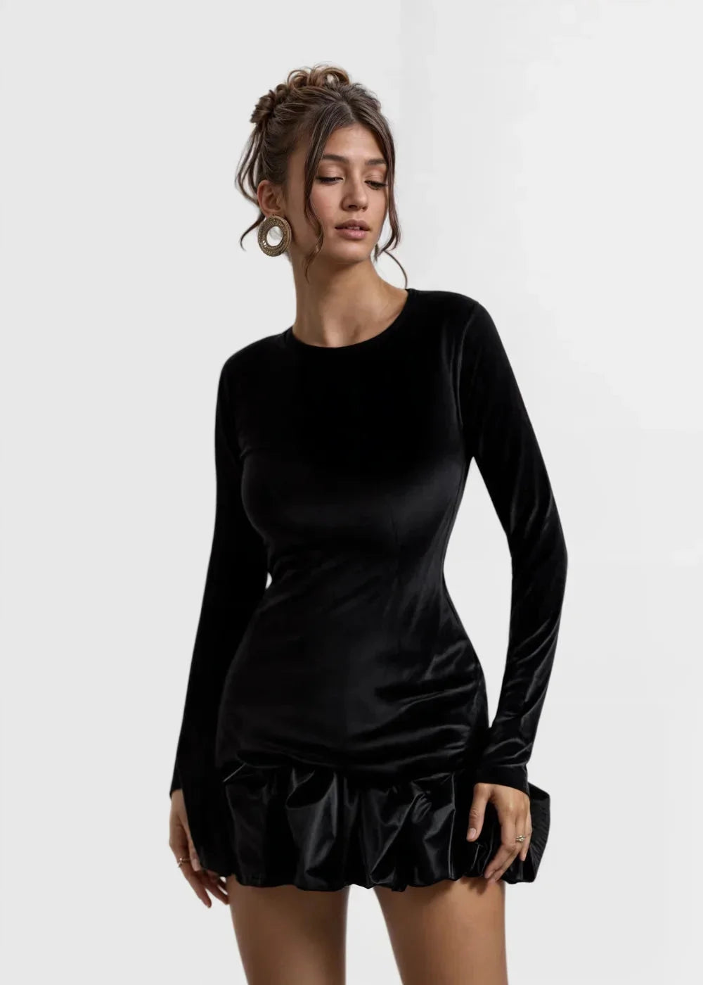 "Women's velvet dress in navy blue with elegant ruffles, ideal for evening events or special occasions."