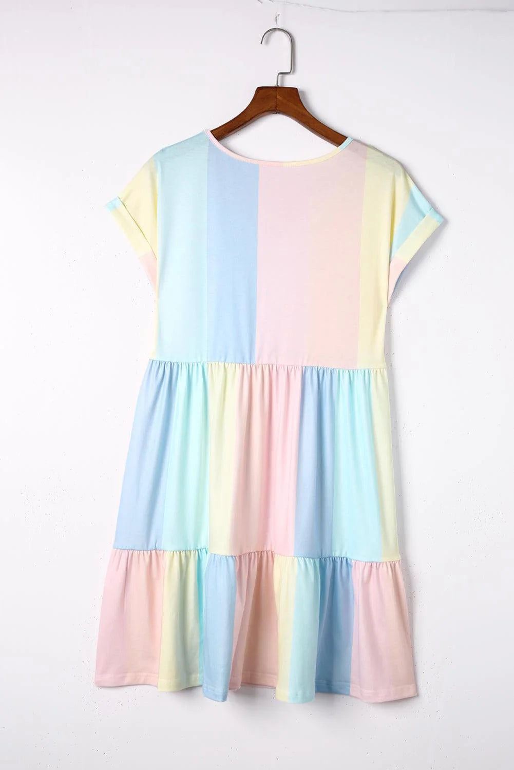 Pastel tiered dress with V-neck in golden color, flowing and summery. Made of lightweight fabric with a flattering…