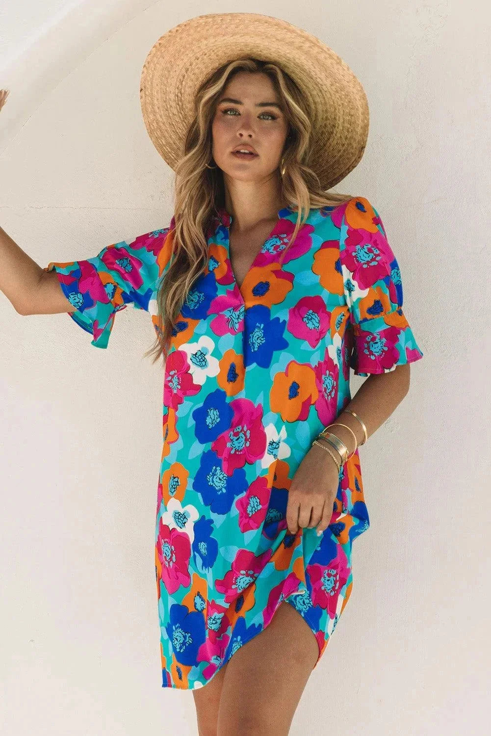 Vibrant Ila V-neck dress with airy sleeves in light fabric, perfect for effortless warm weather style.