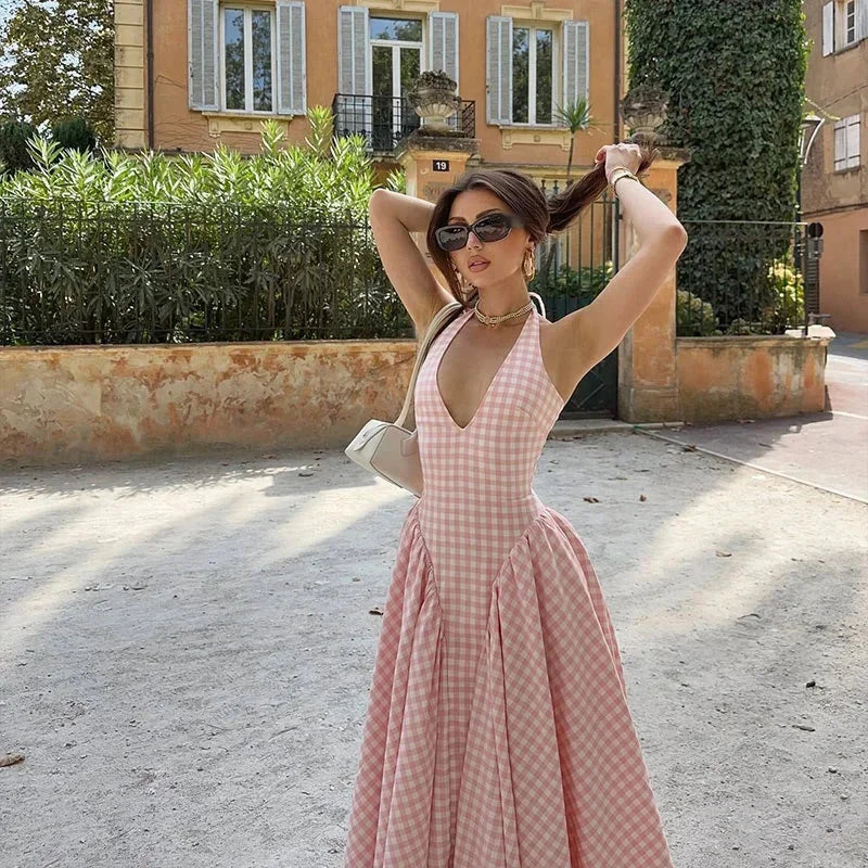 "Sleeveless pink plaid midi dress with pockets, ideal for a casual chic look, made with breathable and comfortable fabric."