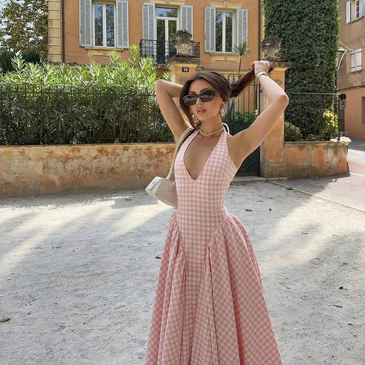 "Sleeveless pink plaid midi dress with pockets, ideal for a casual chic look, made with breathable and comfortable fabric."