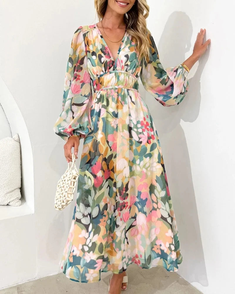 Flowy floral maxi dress with belt in a light and breathable fabric, perfect for a stylish and effortless look.