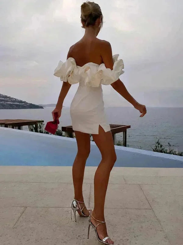 Off-shoulder dress made of lightweight fabric with dramatic ruffles. Feminine, fitted silhouette for optimal comfort and…