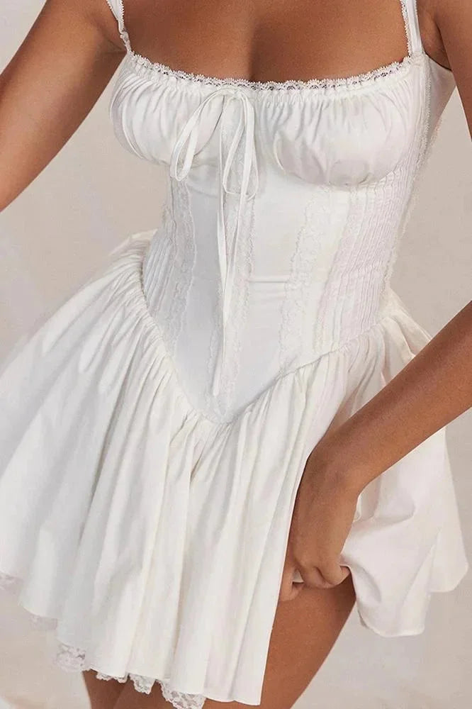 Women's short dress with ruffled straps, made of light and airy fabric. Features a chic and feminine design for a stylish…
