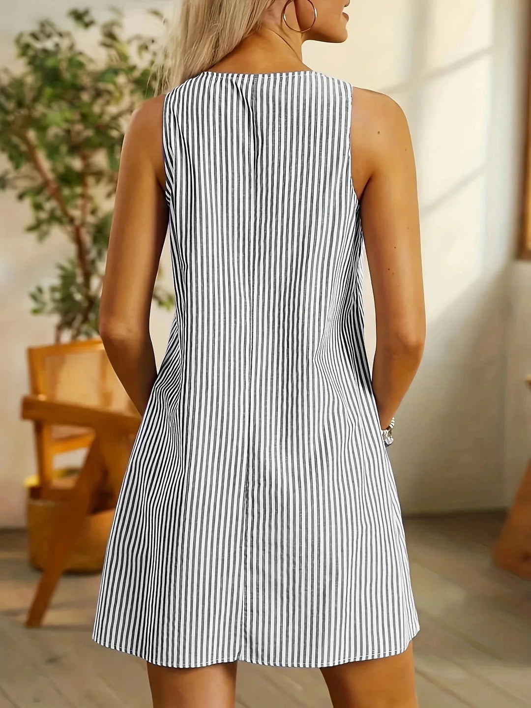 Sleeveless striped dress with pockets and buttons, perfect for a casual day out. Made of lightweight breathable fabric for…