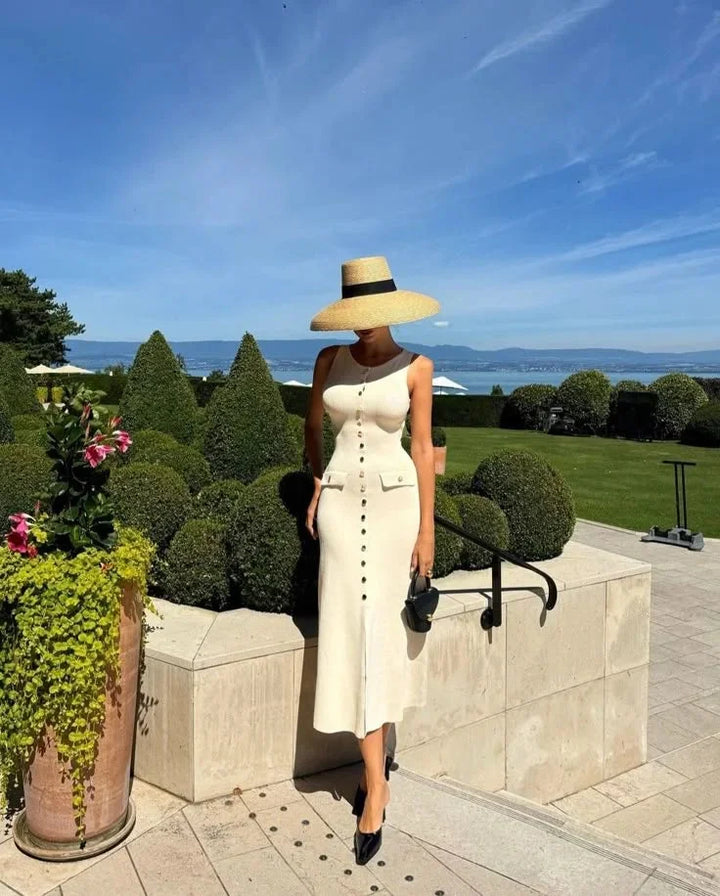 Sleeveless dress with front buttons in a chic design, made of breathable fabric, ideal for casual or formal events.
