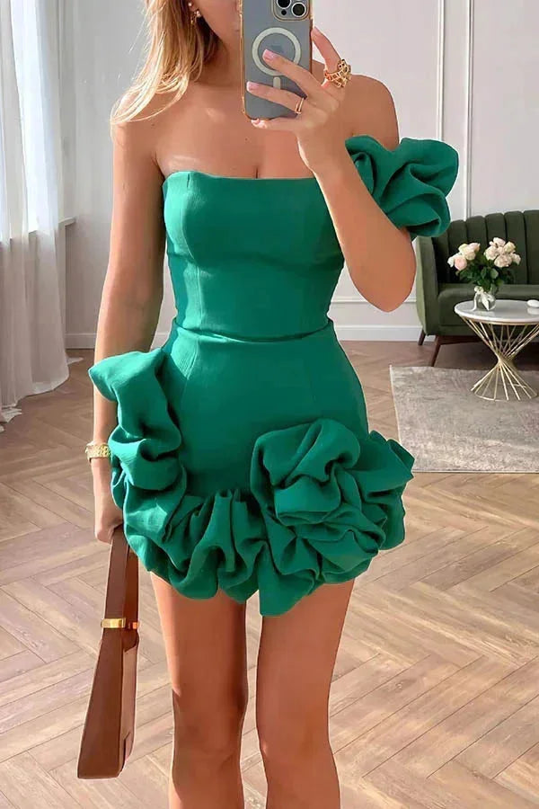 Green strapless dress with bold ruffles for women, perfect for summer. A striking design with a flattering silhouette.