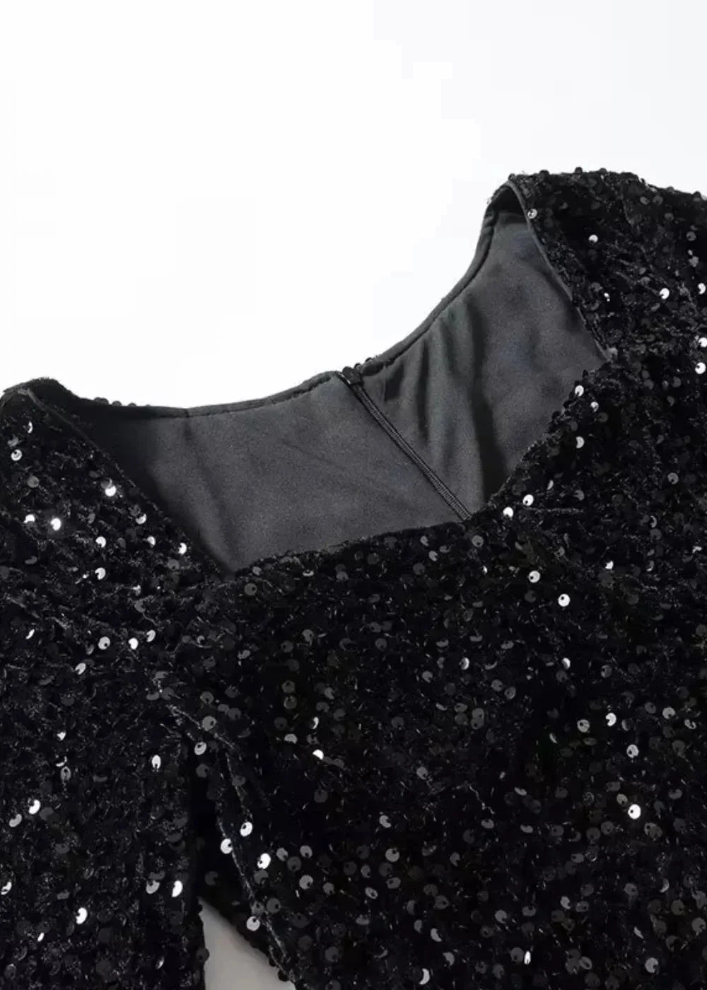 "Black sequined dress for women with flared sleeves, perfect for evening events or parties. Shimmery and elegant design."