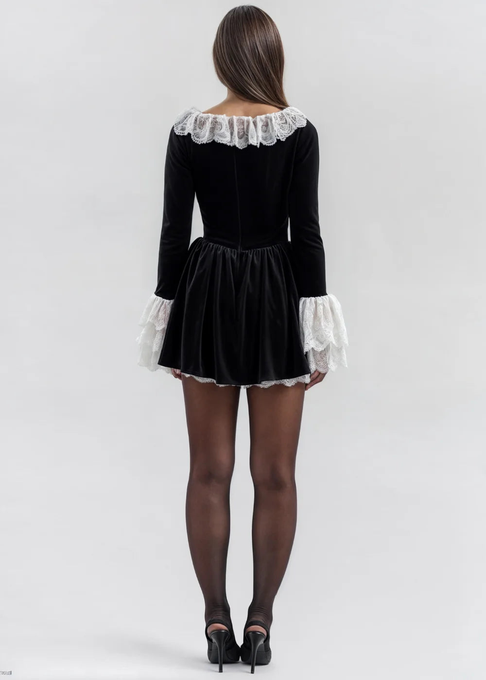 Flared mini dress with wide lace sleeves, perfect for a feminine and elegant look.